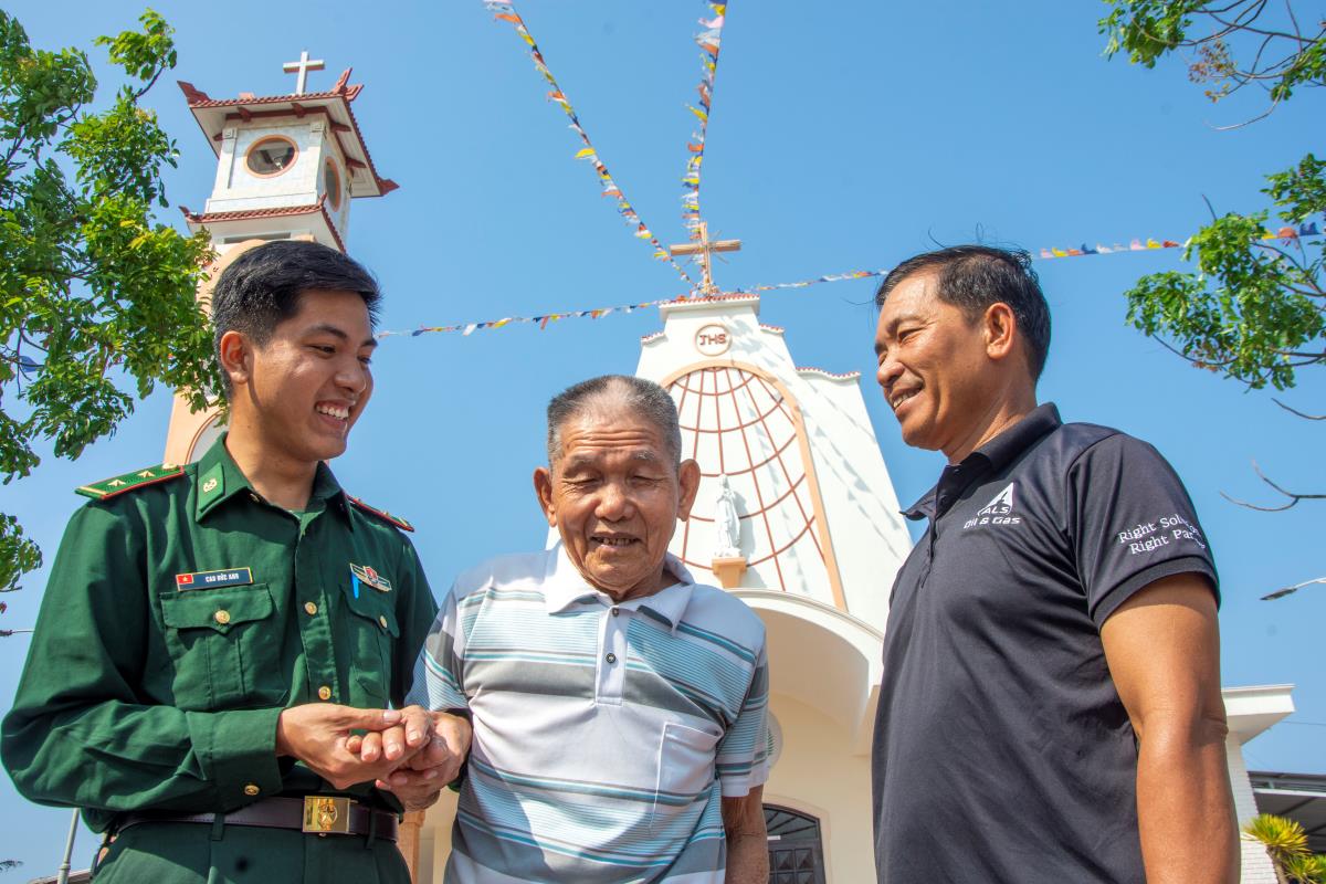 Nghĩa tình người lính quân hàm xanh và bà con làng đạo