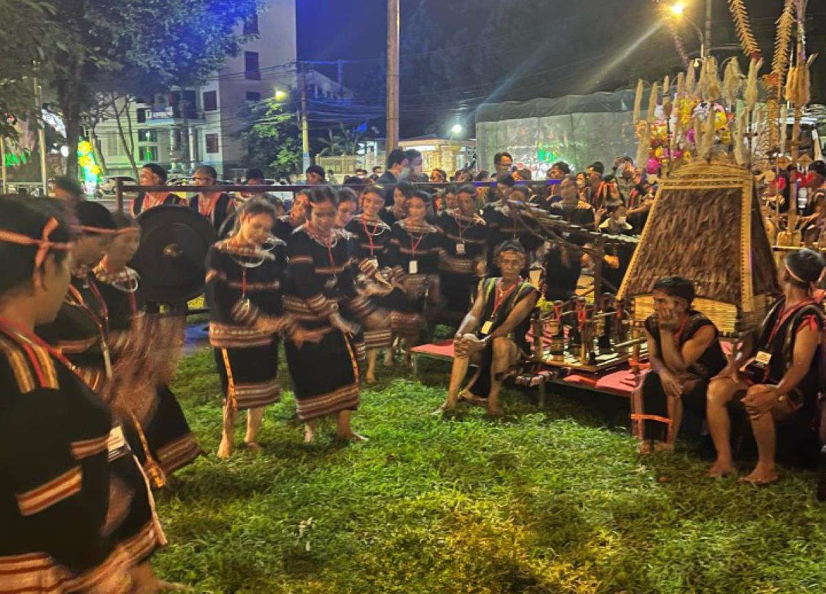 Cuối tuần xuống phố ngóng cồng chiêng