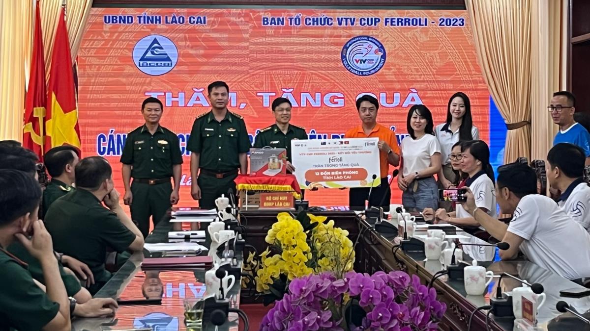 Ban tổ chức Giải bóng chuyền nữ quốc tế năm 2023 tặng quà BĐBP tỉnh Lào Cai