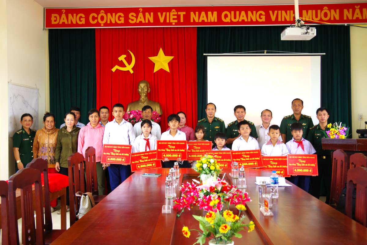BĐBP Tiền Giang: Trao học bổng Nâng bước em tới trường - Con nuôi đồn Biên phòng năm học 2023-2024
