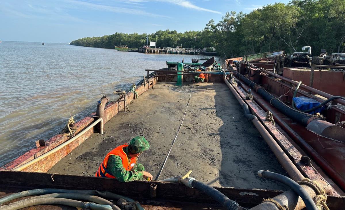 Liên tiếp bắt giữ phương tiện vận chuyển, khai thác cát trái phép