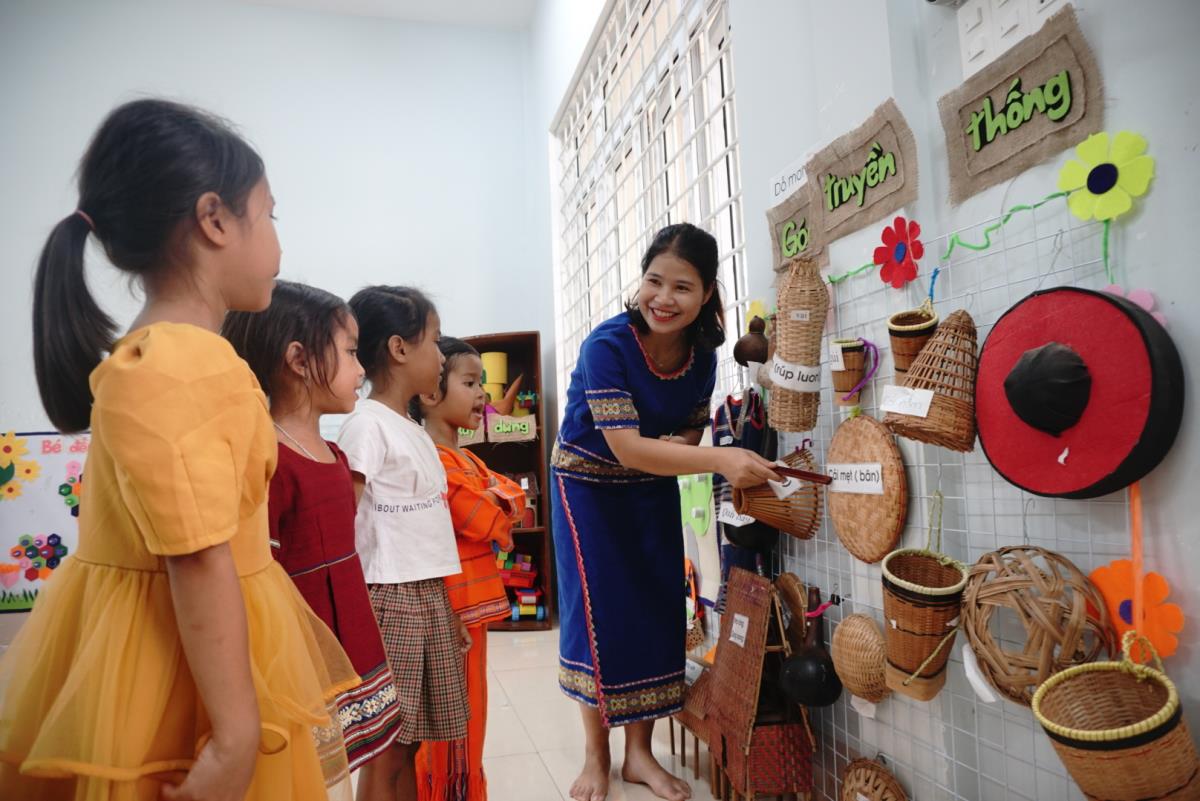 Cô giáo Ba Na vượt khó nơi vùng biên