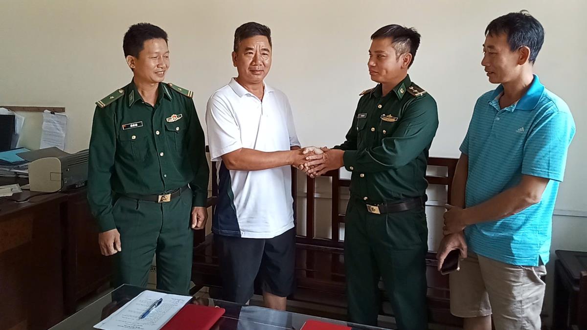 Biểu dương cán bộ Biên phòng nhặt được tài sản trả lại người mất