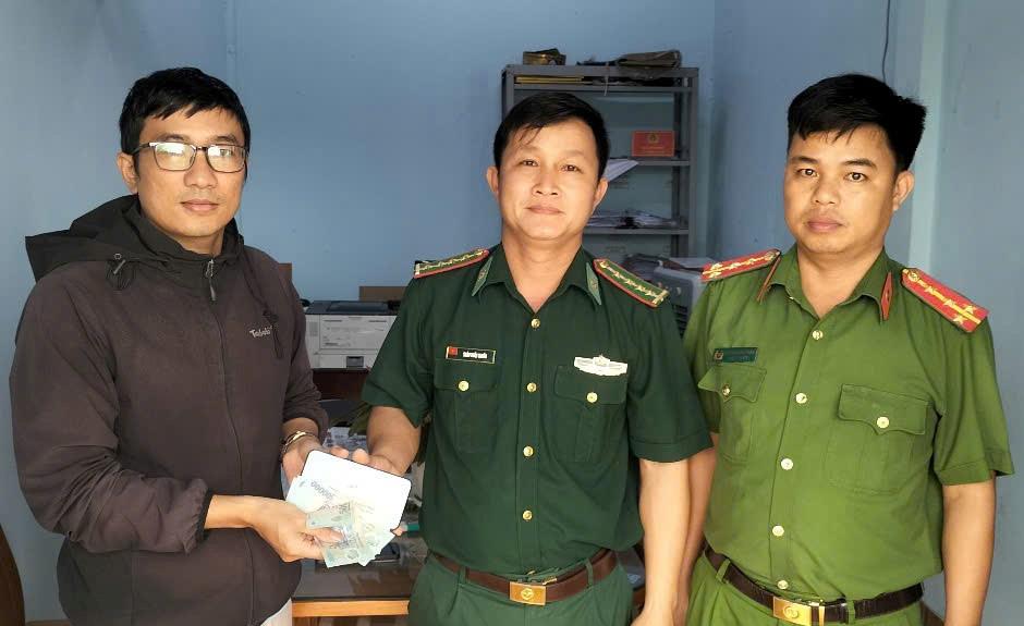Đại úy Biên phòng nhặt được của rơi trả người đánh mất