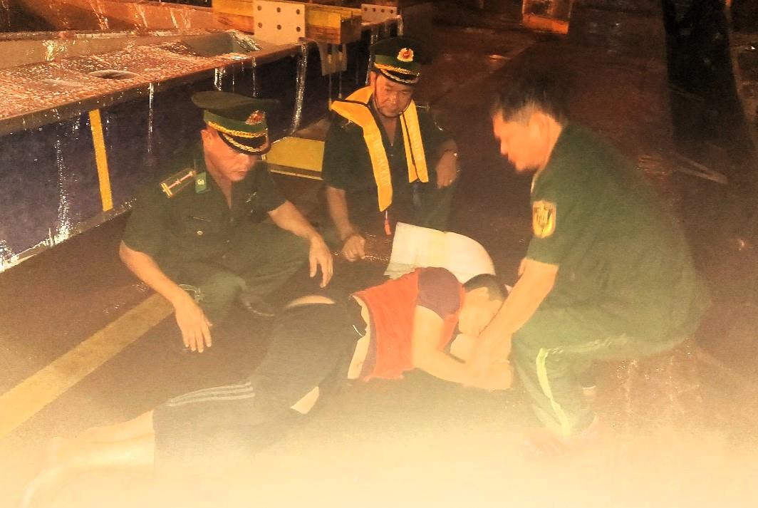 Cứu người nhảy cầu Phú Mỹ tự tử