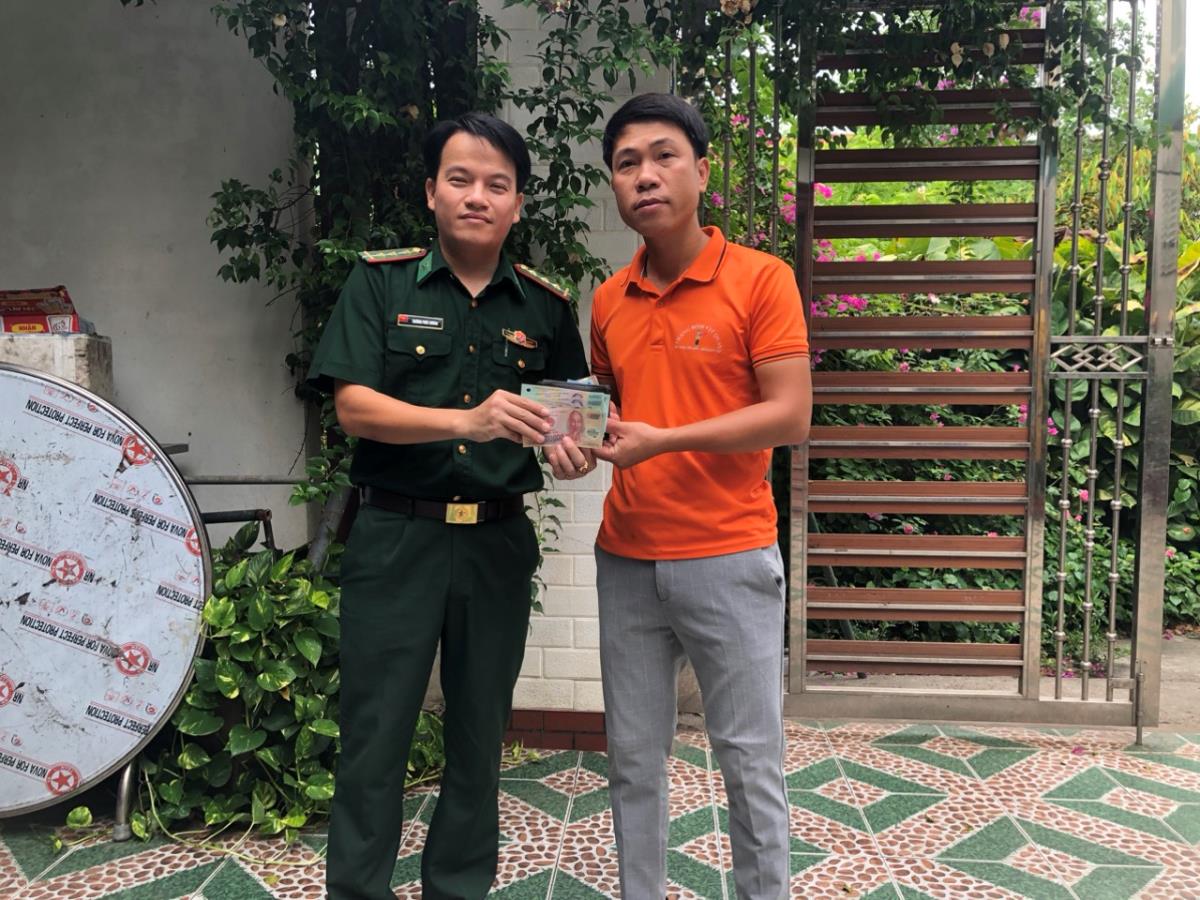 Cán bộ BĐBP nhặt được tài sản đánh rơi tìm chủ nhân trả lại