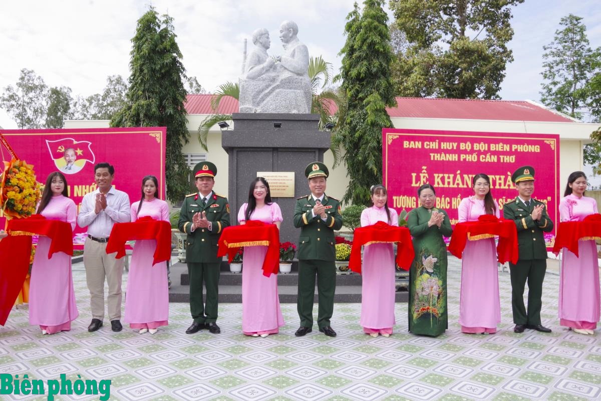 Bộ đội Biên phòng thành phố Cần Thơ tổ chức khánh thành Tượng đài Bác Hồ với chiến sĩ Biên phòng