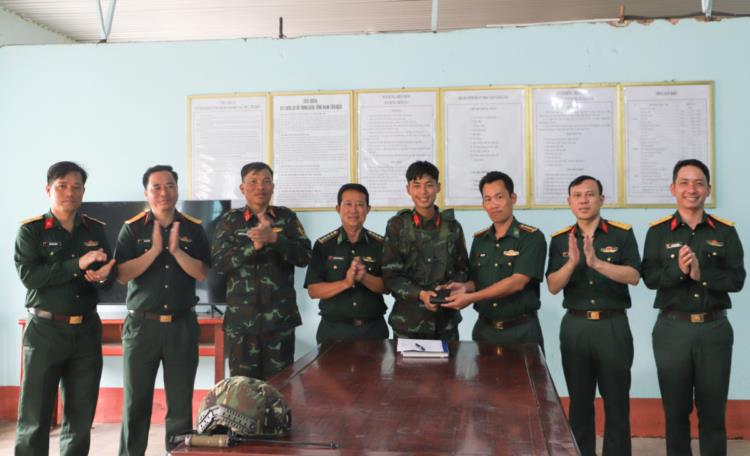 Đại úy QNCN Võ Văn Thinh và Đại úy QNCN Nguyễn Quốc Hương nhặt được của rơi, trả người đánh mất
