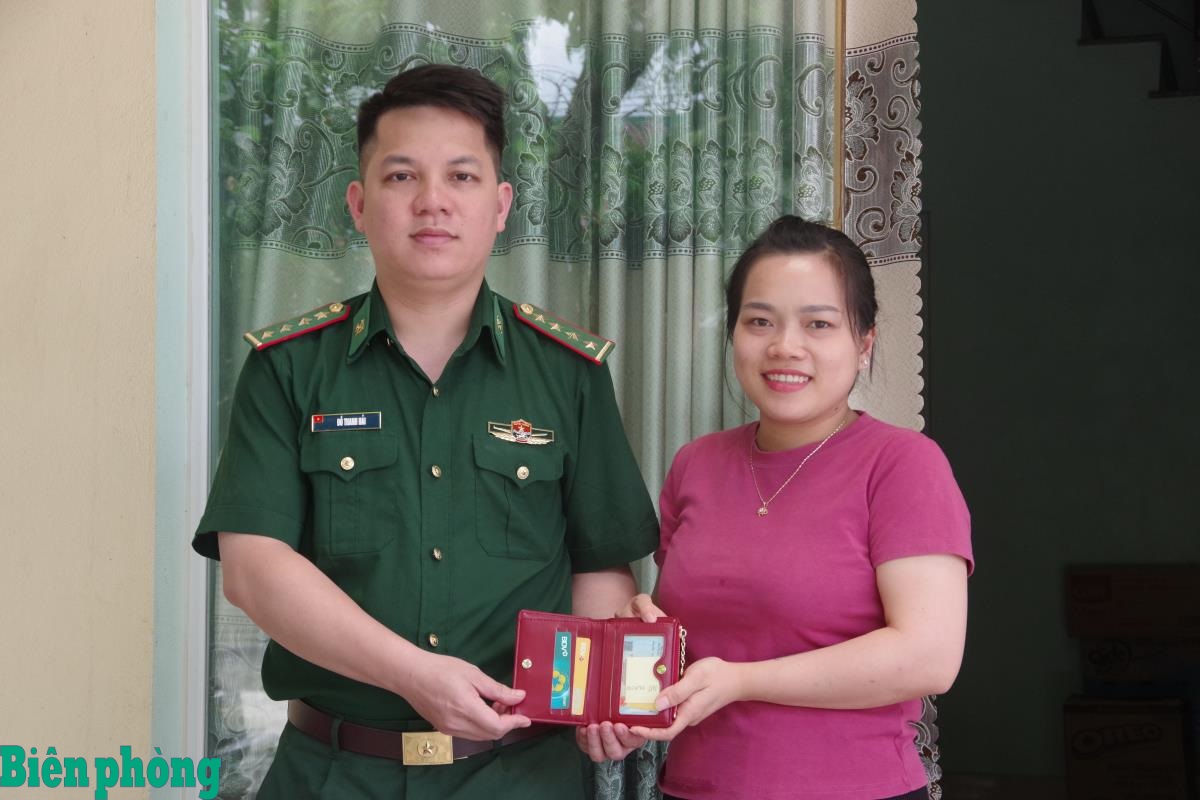 Cán bộ BĐBP Lai Châu trả lại tài sản cho người đánh rơi