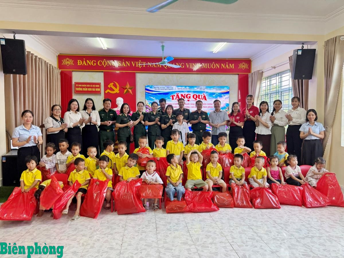 Tặng quà học sinh và phụ nữ có hoàn cảnh khó khăn ở khu vực biên giới thành phố Quảng Ninh