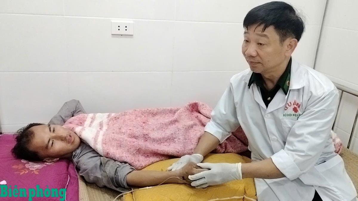 Quân y Đồn Biên phòng Tri Lễ cứu sống người dân bị ngộ độc do ăn lá ngón