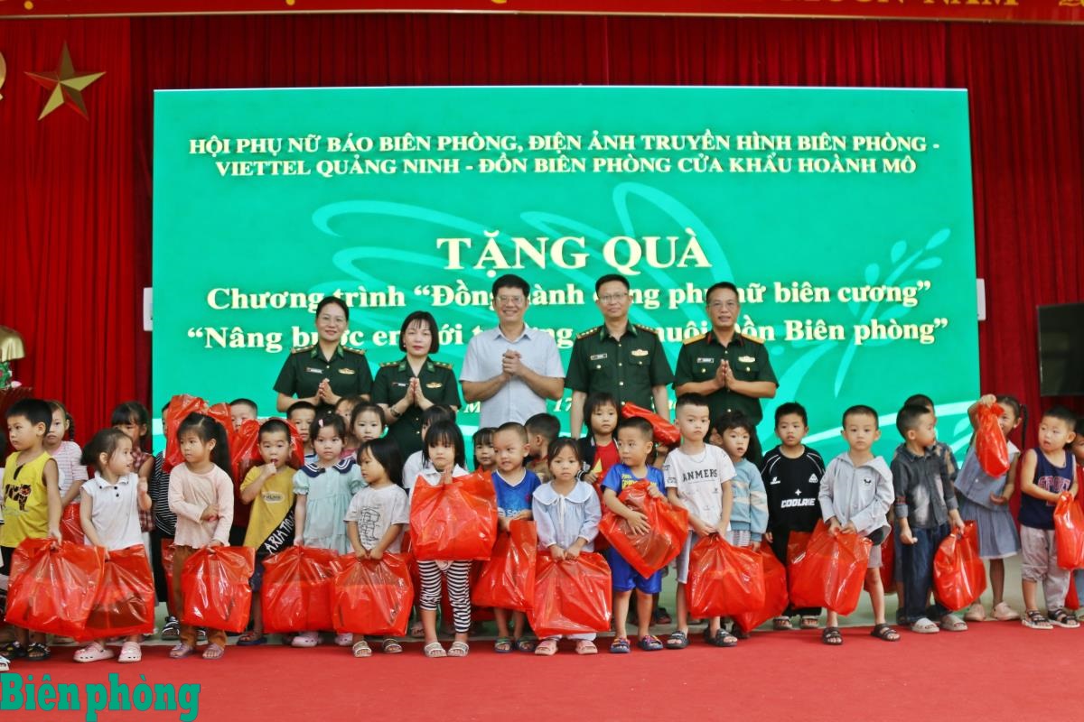Chia sẻ yêu thương, ấm tình biên giới