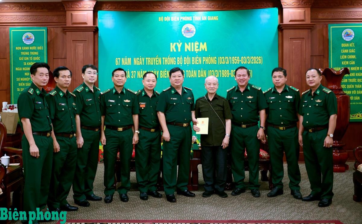 Đại tướng Phạm Văn Trà thăm, động viên cán bộ, chiến sĩ Bộ đội Biên phòng tỉnh An Giang