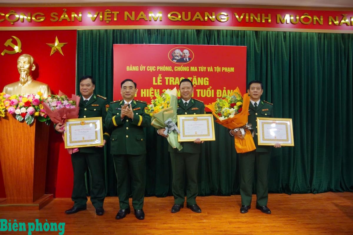 Đảng ủy Cục Phòng, chống ma túy và tội phạm Bộ đội Biên phòng trao tặng Huy hiệu 30 năm tuổi Đảng