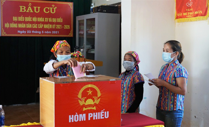 Người dân thực hiện quyền bầu cử