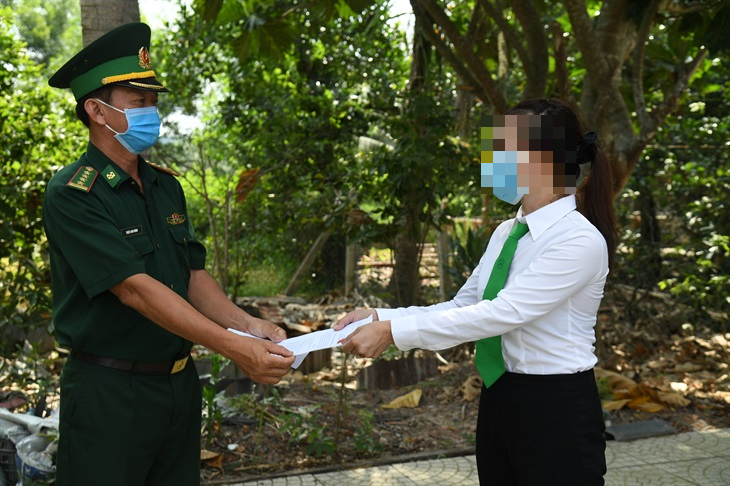 BĐBP Tây Ninh thưởng nóng cho nữ tài xế taxi về hành động dũng cảm tố giác tội phạm