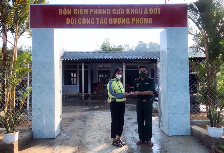 Cán bộ Biên phòng trả lại điện thoại cho người đánh rơi