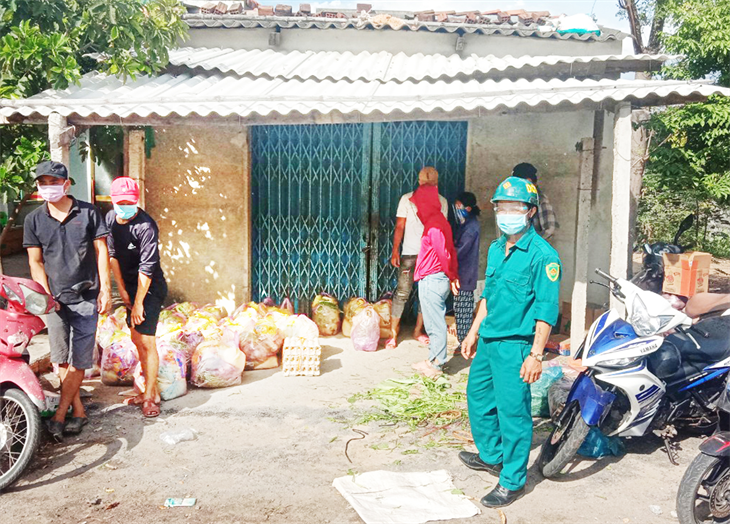 Trưởng thôn và đội trưởng gánh việc chống dịch