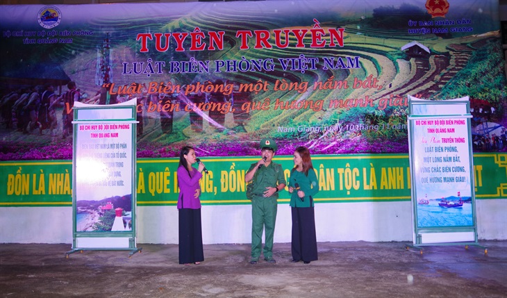 Tuyên truyền Luật Biên phòng Việt Nam trên tuyến biên giới huyện Nam Giang