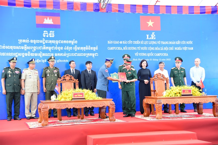 Bàn giao hài cốt 49 chiến sĩ Lực lượng vũ trang đoàn kết cứu nước Campuchia