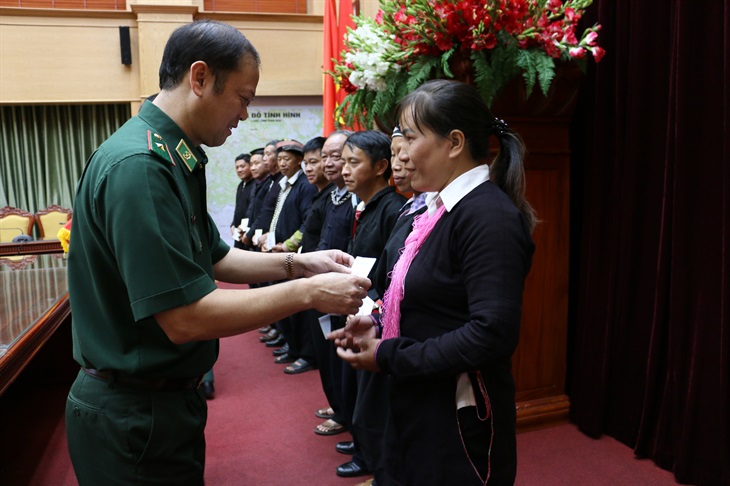 Lào Cai: 81 cá nhân người có uy tín có thành tích xuất sắc được tặng giấy khen