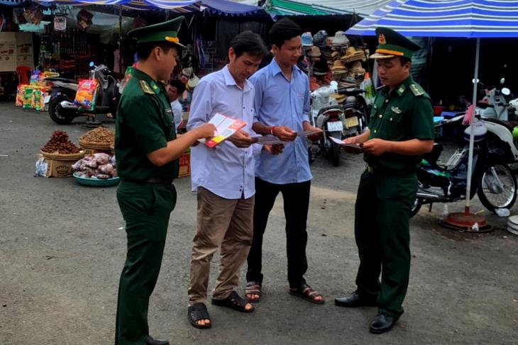 Tuyên truyền Luật Biên phòng Việt Nam cho nhân dân, tiểu thương tại chợ biên giới An Giang