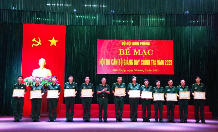 Xây dựng đội ngũ cán bộ giảng dạy chính trị đáp ứng yêu cầu nhiệm vụ trong tình hình mới Xây dựng đội ngũ cán bộ giảng dạy chính trị đáp ứng yêu cầu nhiệm vụ trong tình hình mới