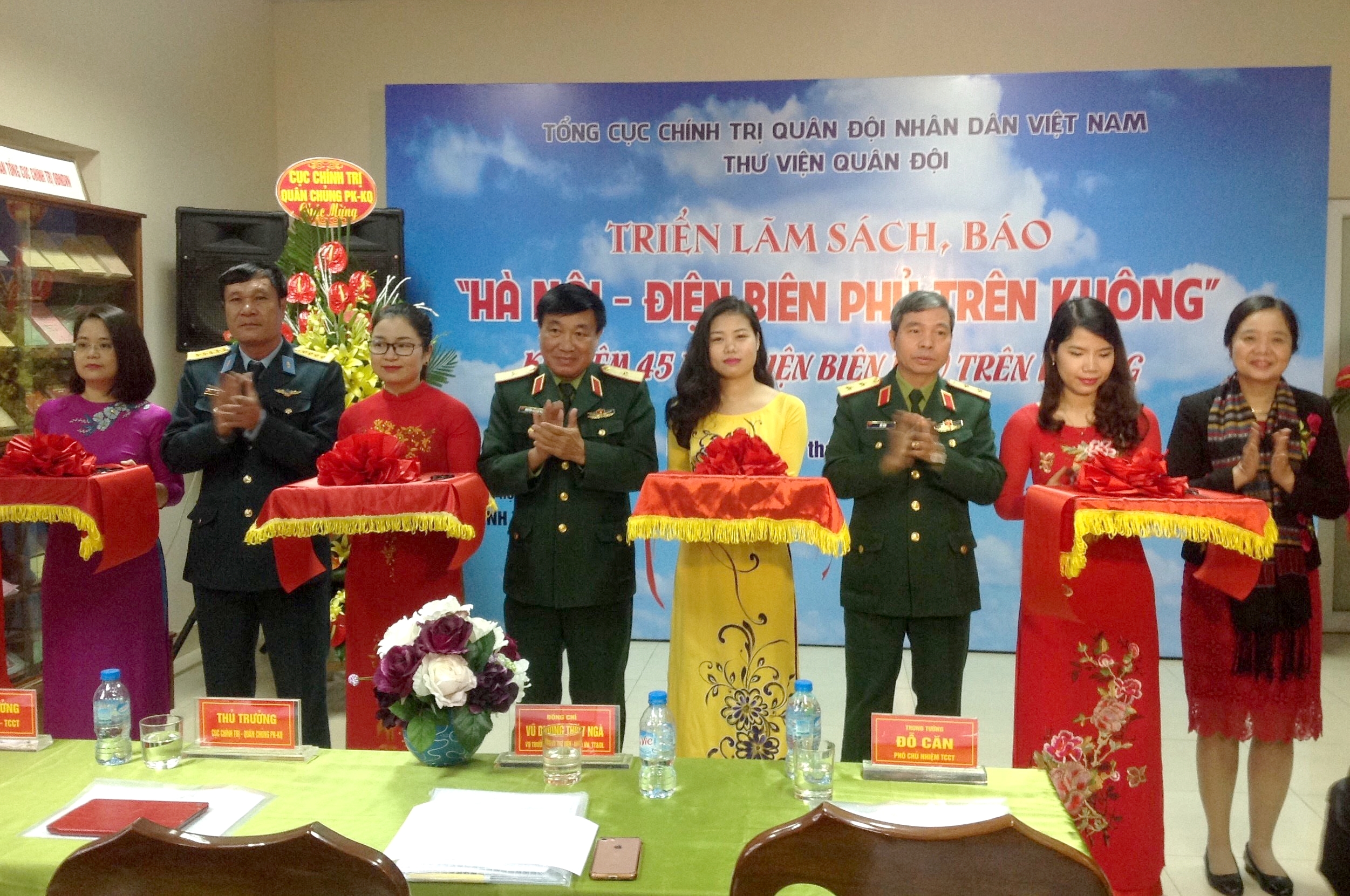 Triển lãm sách, báo và giao lưu với chủ đề  Hà Nội-Điện Biên Phủ trên không