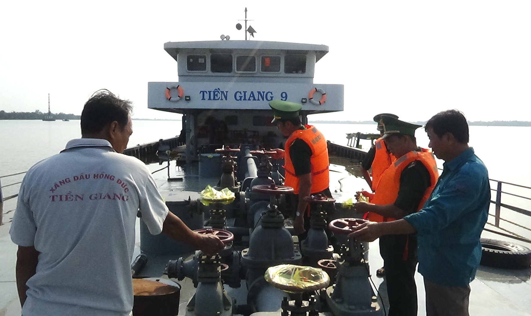 Tạm giữ phương tiện vận chuyển xăng không rõ nguồn gốc