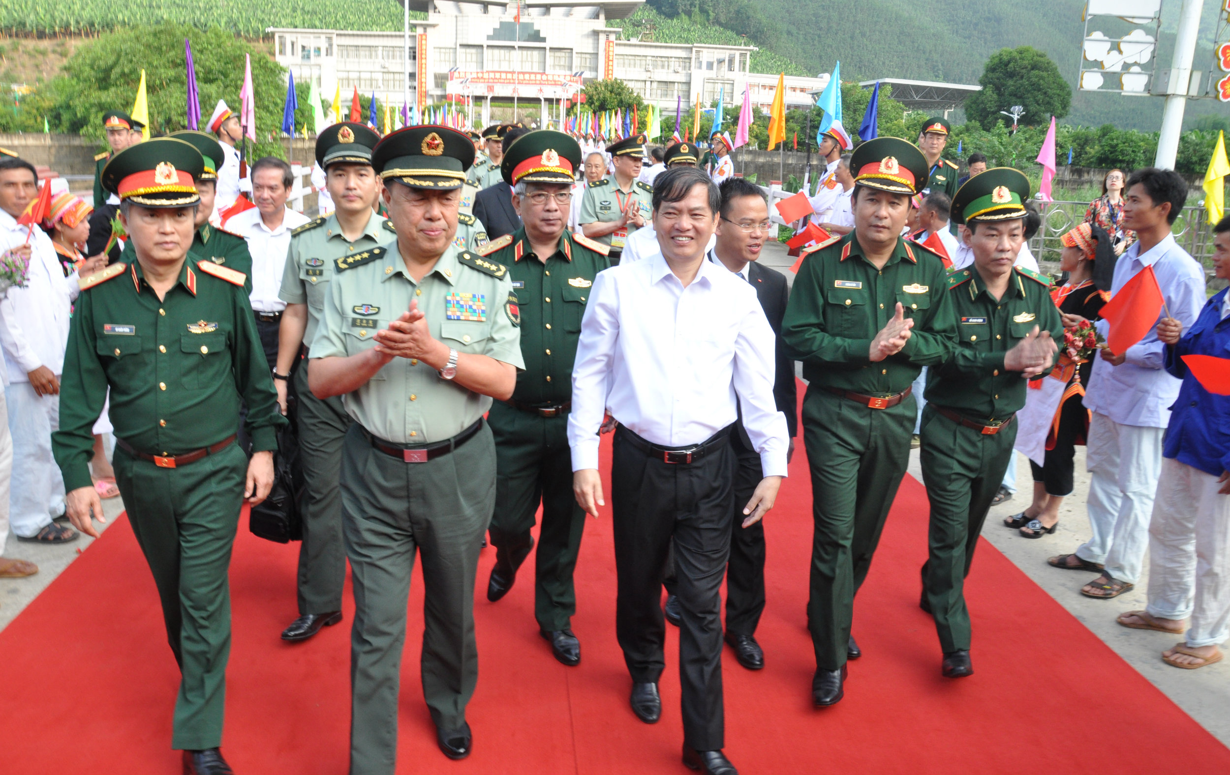 Lễ đón đoàn đại biểu Quân giải phóng nhân dân Trung Quốc tại cửa khẩu Ma Lù Thàng