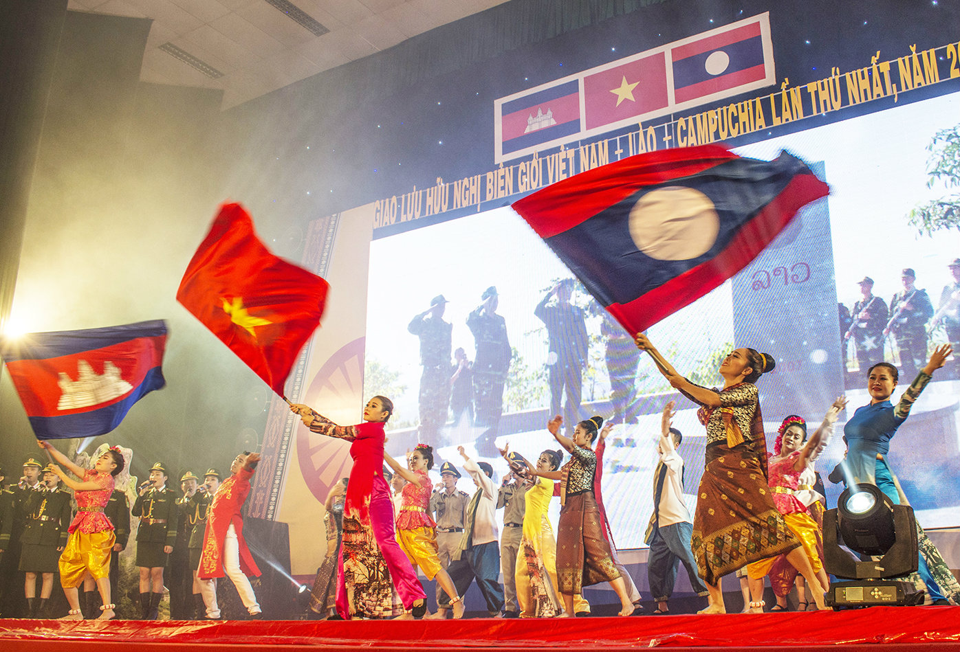 Thắm tình anh em Việt Nam-Lào-Campuchia