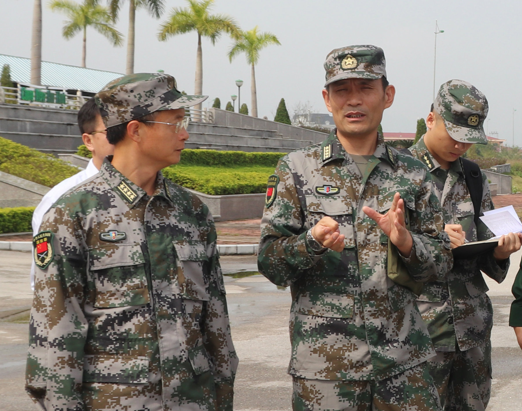 Đưa quan hệ đoàn kết, hữu nghị quân, dân hai bên biên giới ngày càng bền chặt