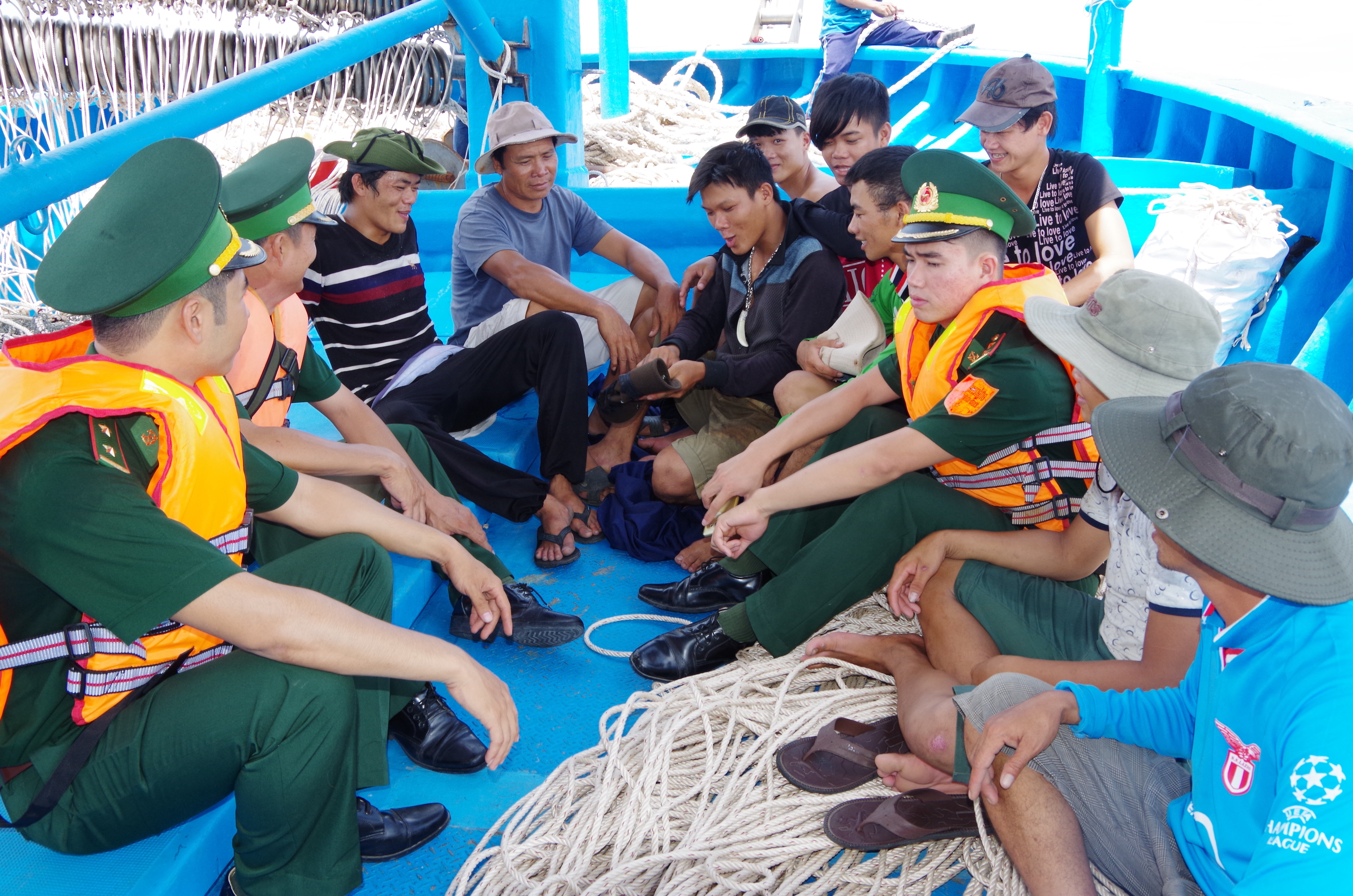 Đẩy mạnh tuyên truyền pháp luật đi đôi với xử lý nghiêm ngư dân vi phạm