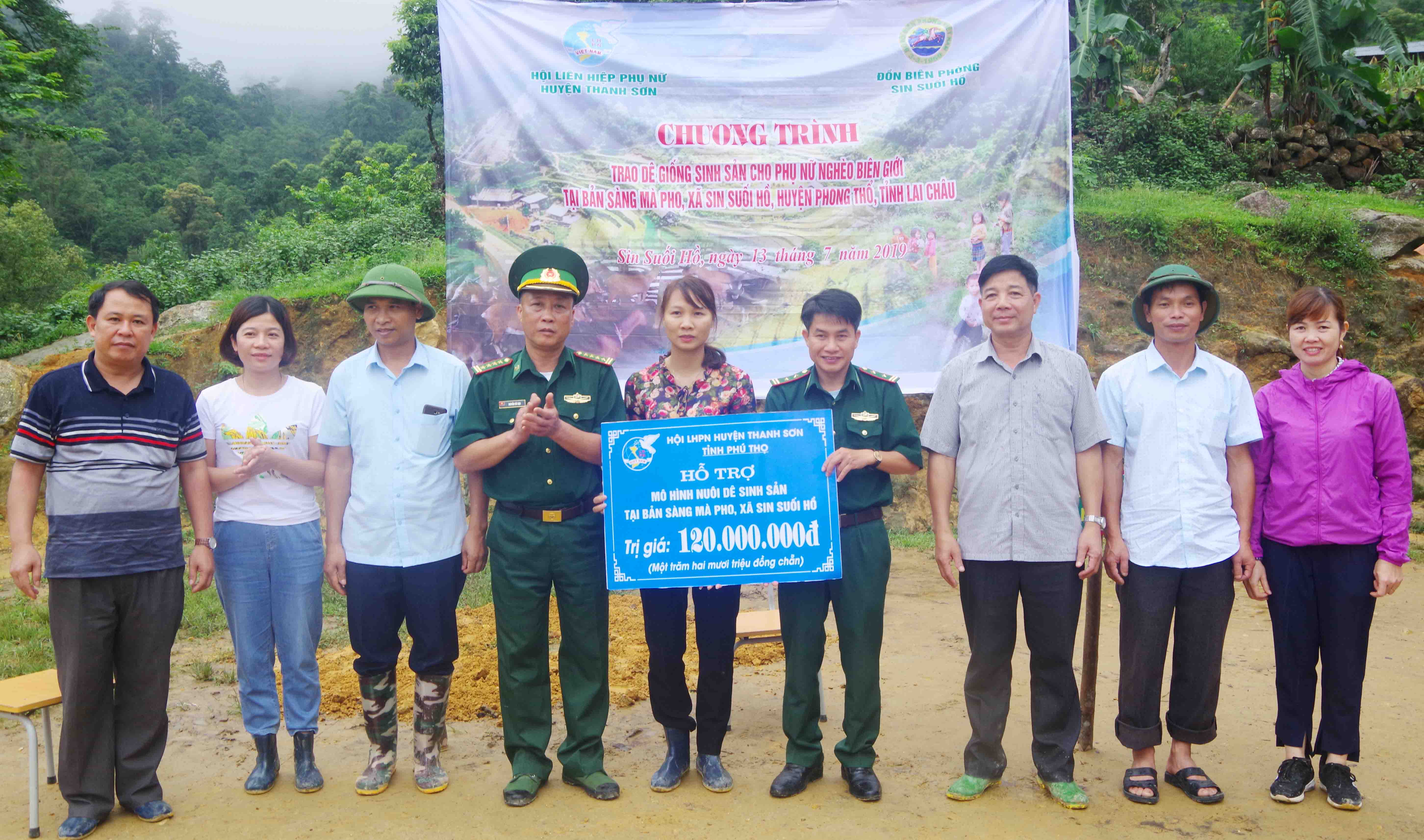 Trao dê giống sinh sản cho phụ nữ nghèo biên giới Lai Châu