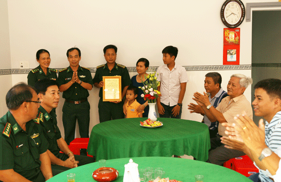 BĐBP Đồng Tháp bàn giao nhà quotMái ấm chiến sĩ nơi biên giớiquot