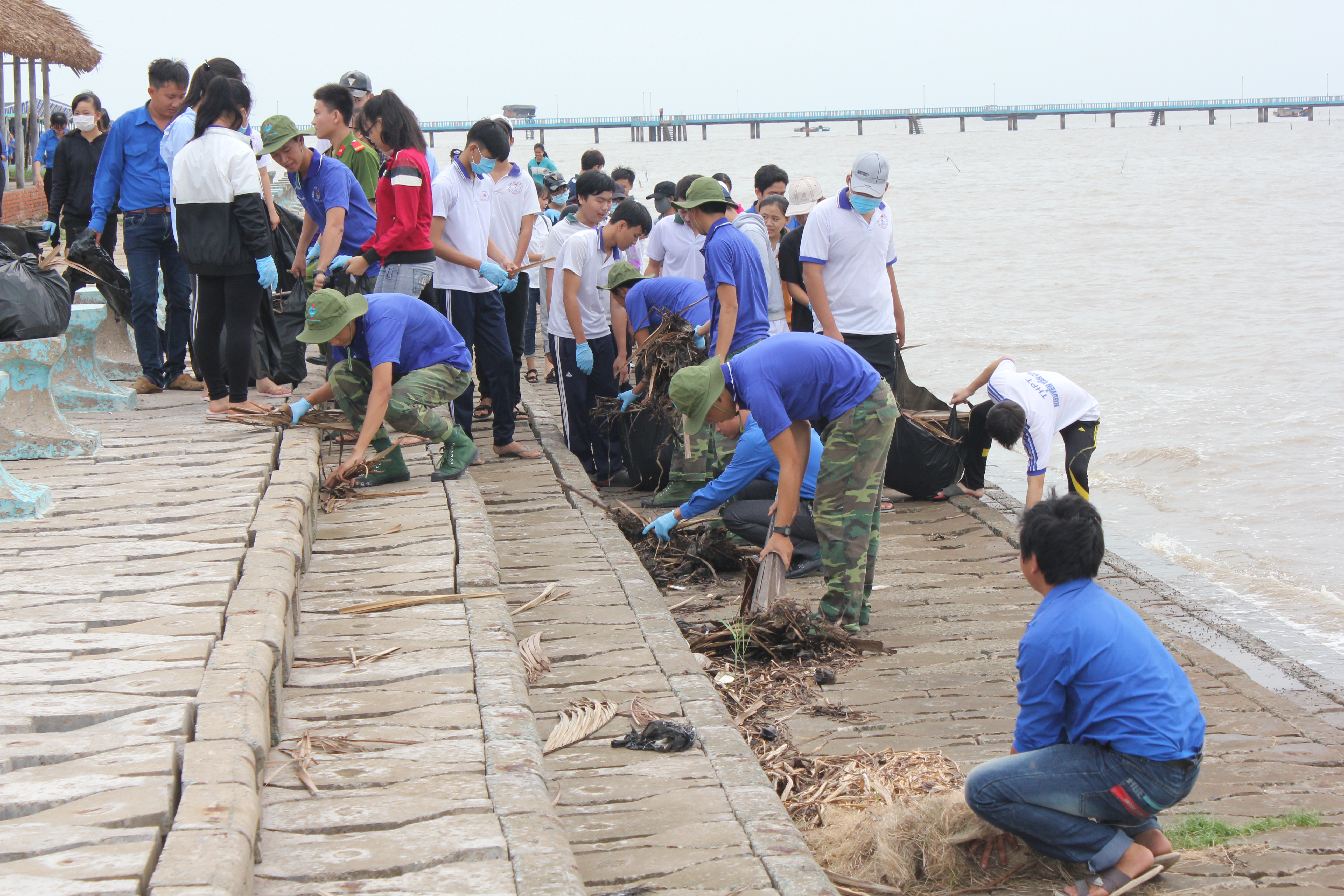 Tuổi trẻ Tiền Giang sôi nổi ra quân làm sạch biển
