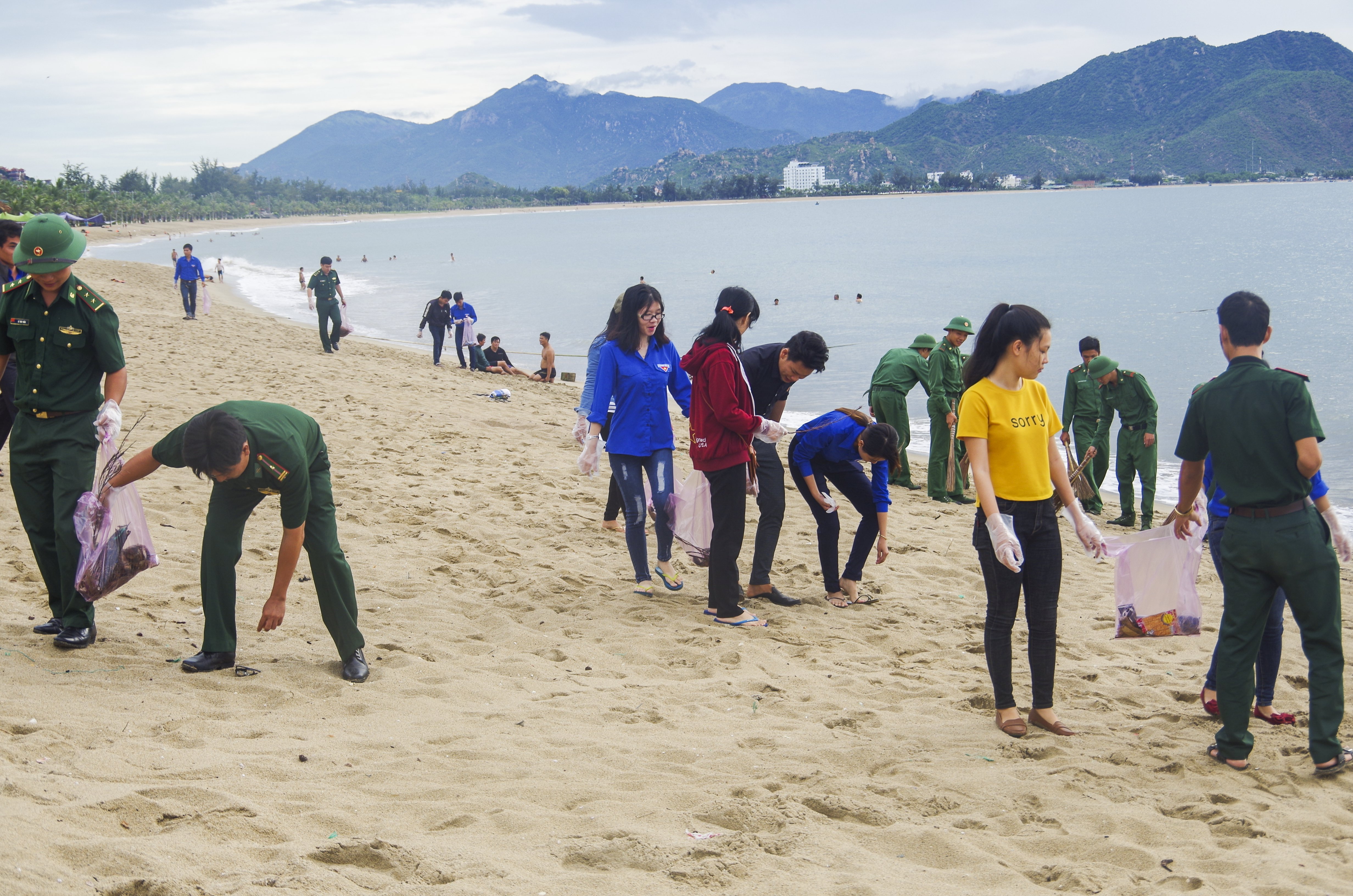 Đồn BP Ninh Chữ ra quân làm sạch biển