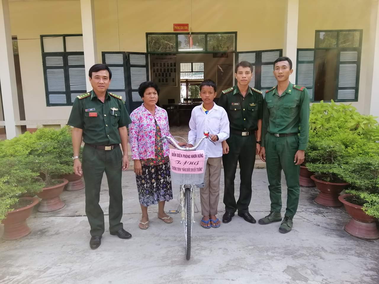 Tặng xe đạp cho học sinh nghèo Campuchia