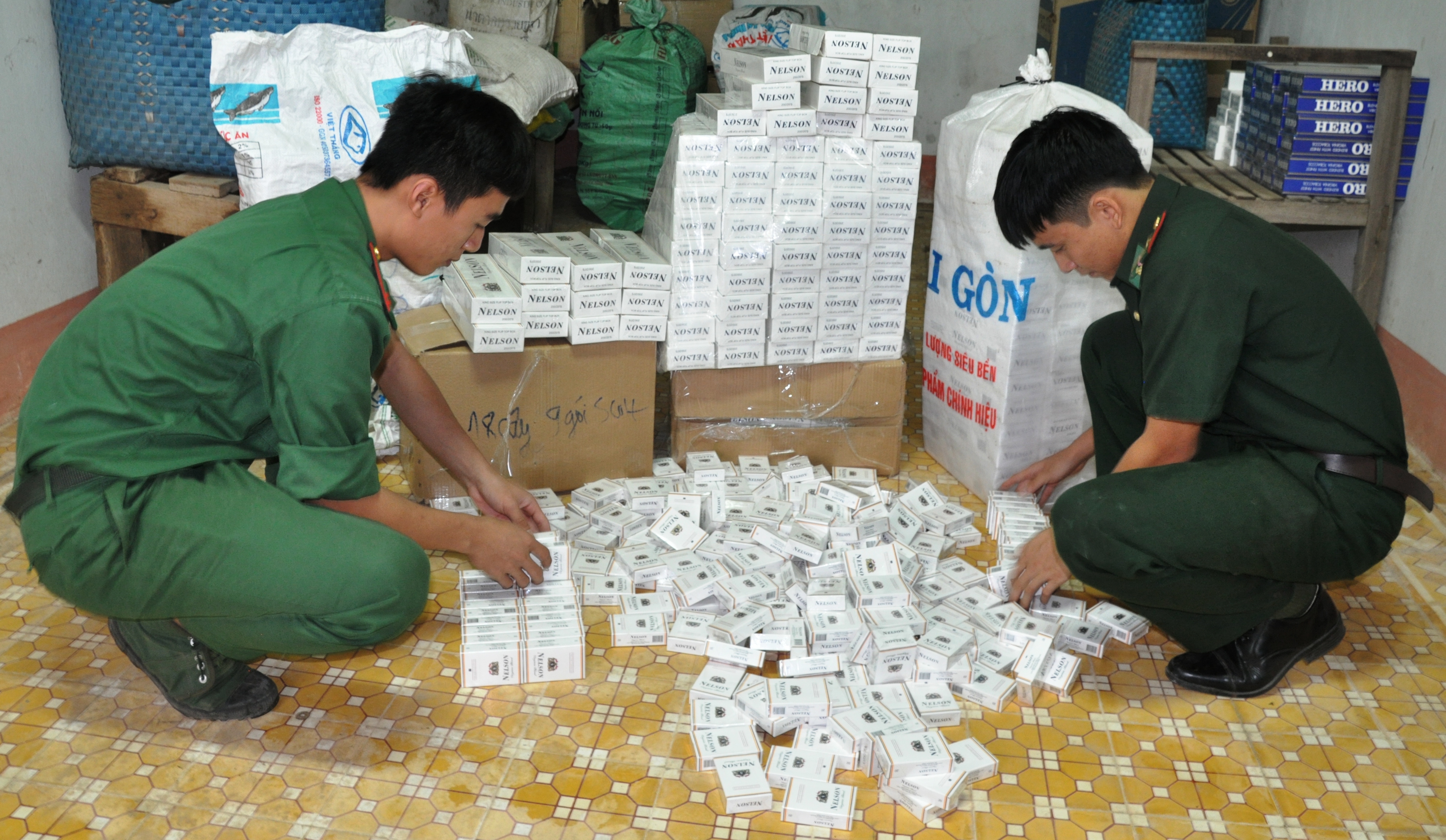 Đồn BPCKQT Thường Phước thu 1.200 gói thuốc lá nhập lậu