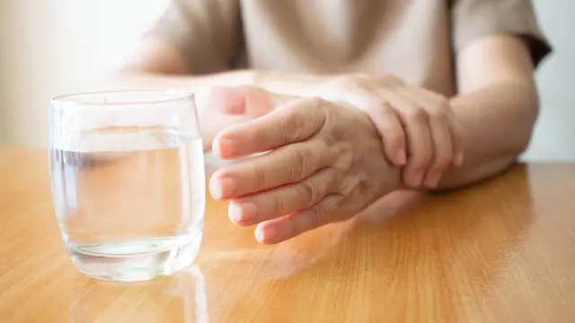 Hiểu đúng về run tay chân và cách hỗ trợ hiệu quả bằng thảo dược