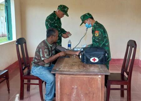 Tiếp nhận, chăm sóc sức khỏe cho sĩ quan bảo vệ biên giới Campuchia