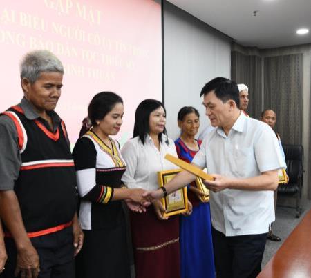 Đoàn đại biểu người có uy tín tỉnh Ninh Thuận thăm Ủy ban Dân tộc