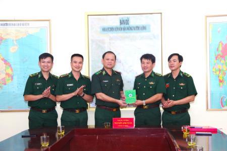 Trung tướng Nguyễn Anh Tuấn thăm, tặng quà Đồn Biên phòng cửa khẩu Lóng Sập và đoàn làm phim Cuộc chiến không giới tuyến