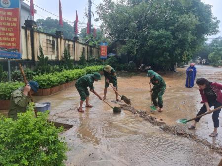 Bám địa bàn, hỗ trợ nhân dân ứng phó, khắc phục hậu quả mưa lũ