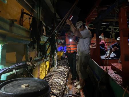 Tạm giữ 2 phương tiện khai thác thủy sản trái phép trên vùng biển Kiên Giang