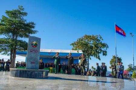 Bộ trưởng Bộ Quốc phòng ba nước thực hiện nghi thức chào, tô son cột mốc, chứng kiến tuần tra chung và trồng cây hữu nghị tại cột mốc ngã ba biên giới