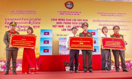 Bộ trưởng Bộ Quốc phòng ba nước Việt Nam - Lào - Campuchia thăm, tặng quà Trường Tiểu học Bế Văn Đàn