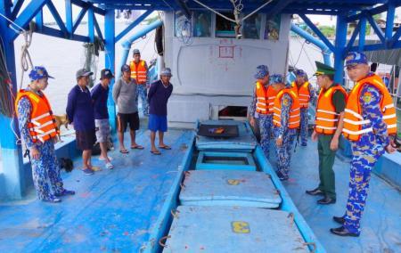 BĐBP Cà Mau bắt giữ tàu vận chuyển trái phép hơn 20.000 lít dầu trên biển