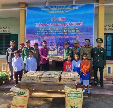 Trao tặng 500 con giống trong mô hình Đàn ngan khăn quàng đỏ cho người dân và lực lượng bảo vệ biên giới Lào