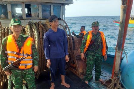 Thừa Thiên Huế: Bắt giữ 1 tàu cá khai thác giã cào trái phép